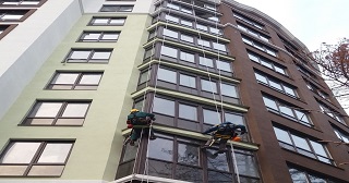 Установка крыши на балкон Керчь цена от 1050 руб. м/2.